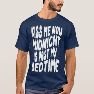 Camiseta Bésame Ahora La Medianoche Pasa Mi Hora De Cama