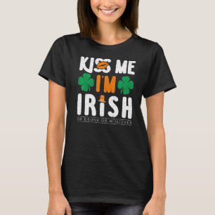Camiseta Bésame soy el Día de San Patricio Irlandés