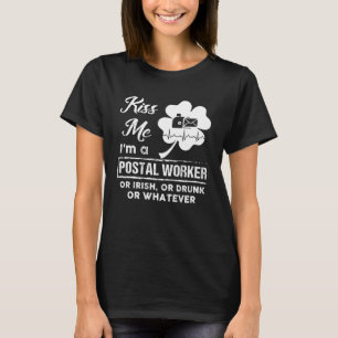 Camiseta Bésame soy un trabajador postal o irlandés o ebrio