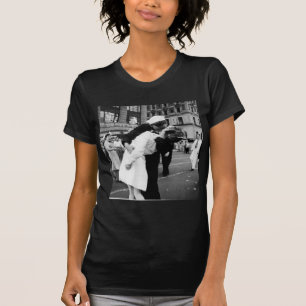 Camiseta Besar el beso legendario de la guerra adiós