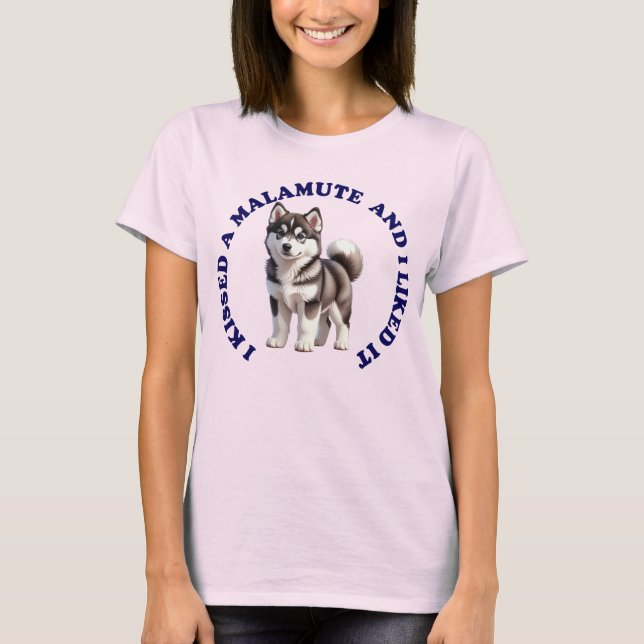 Camiseta Besé a un cachorro Malamute (Anverso)