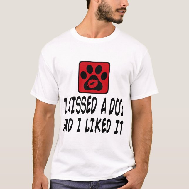 CAMISETA BESÉ A UN PERRO Y ME GUSTABA. (Anverso)