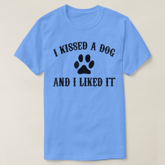Camiseta Besé A Un Perro Y Me Gustó El Cómico Cachorro.  (Diseño del anverso)