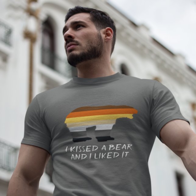 Camiseta Besé un oso y me gustó la bandera gay (Subido por el creador)
