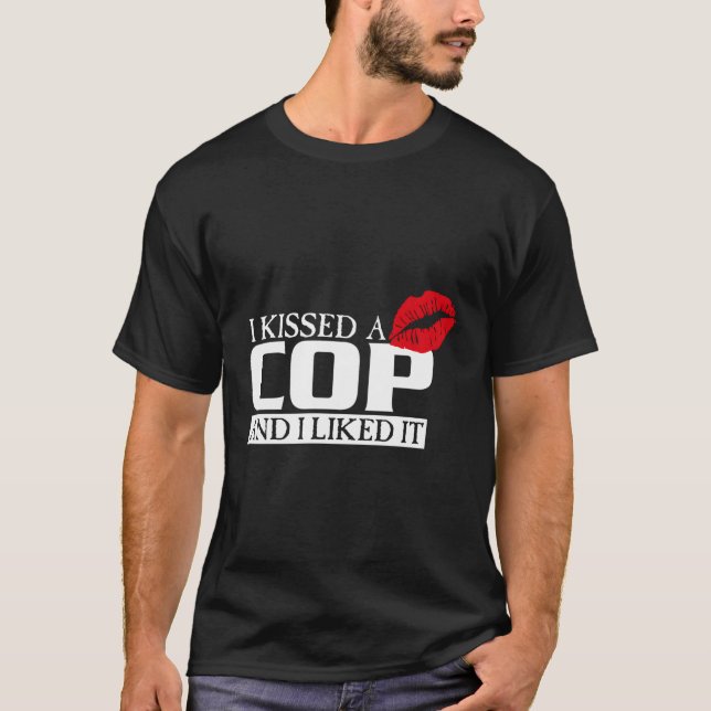 Camiseta Besé Un Policía Y Me Gustó El Policía De Mamá. (Anverso)