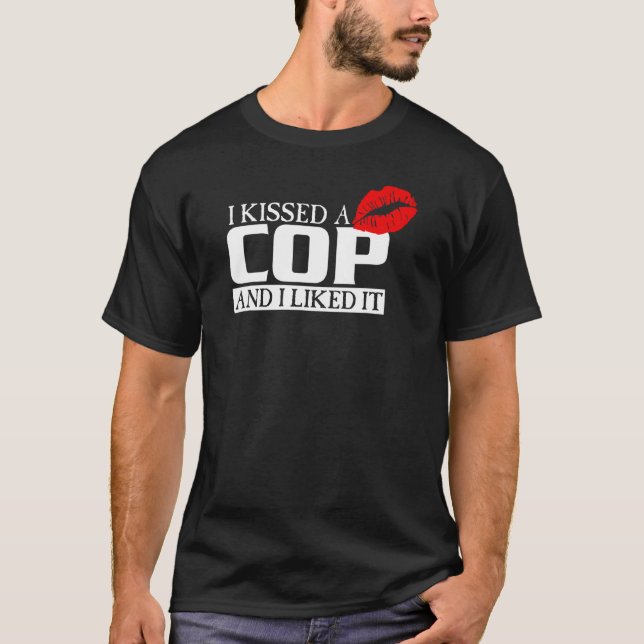 Camiseta Besé Un Policía Y Me Gustó La Mujer Policía Mamá G (Anverso)
