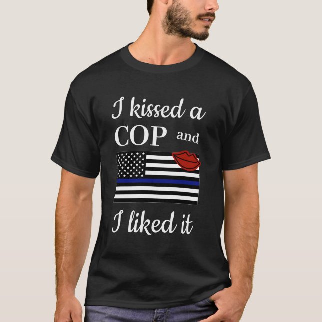 Camiseta Besé Un Policía Y Me Gustó Que Estuviera Impresion (Anverso)