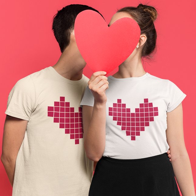Camiseta Besos de amor (Couples hiding behind hearten and kissing)