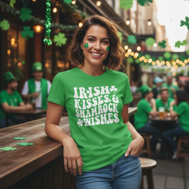 Camiseta Besos irlandeses y Shamrock retro deseosos de verd (Retro Irish Kisses & Shamrock Wishes Green & White T-Shirt)