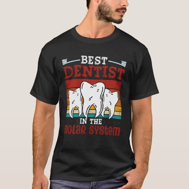 Camiseta Best Dentist In The Molar System Dental Assistant  (Anverso)