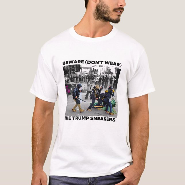 CAMISETA "BEWARE (DON'T WEAR) THE TRUMP SNEAKERS" SHIRT (Anverso)