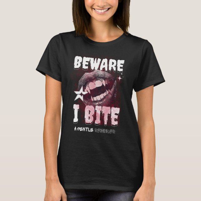 Camiseta BEWARE I BITE - Grunge Vampire Aesthetic Y2K Goth  (Anverso)