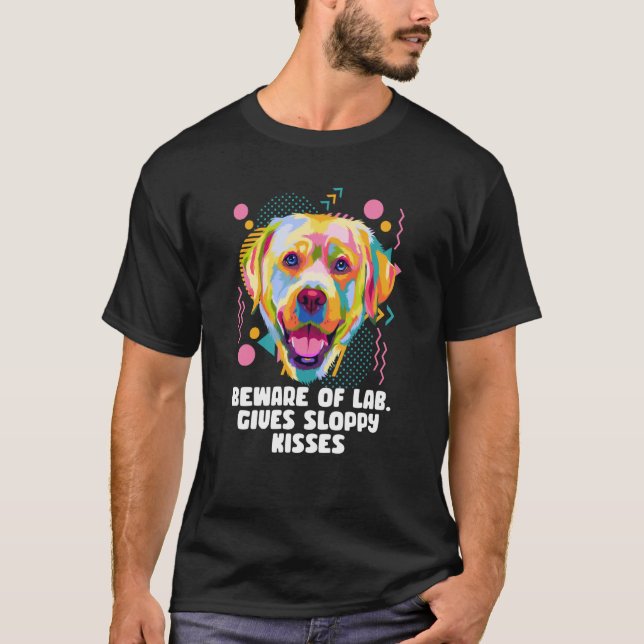 Camiseta Beware of Lab Gives Sloppy Kisses Labrador Retriev (Anverso)
