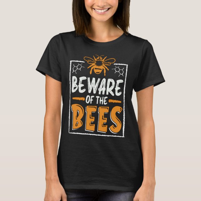 Camiseta Beware Of The Bees Beekeeping Club Loves Honeybee  (Anverso)