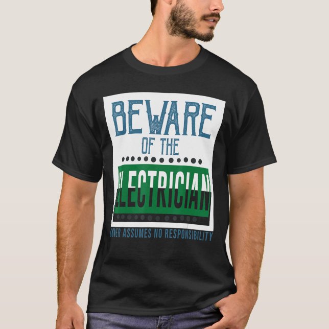 Camiseta Beware of the electrician  Owner assumes no respon (Anverso)