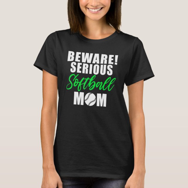 Camiseta Beware serious Softball Mom (Anverso)