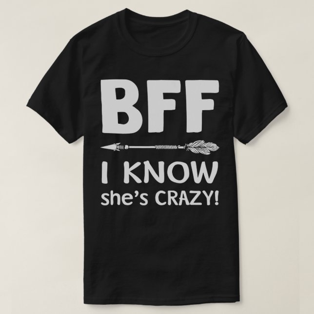 Camiseta BFF Ella piensa que estoy loco BFF Conozco Shes Cr (Diseño del anverso)