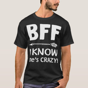 Camiseta BFF Ella piensa que estoy loco BFF Conozco Shes Cr
