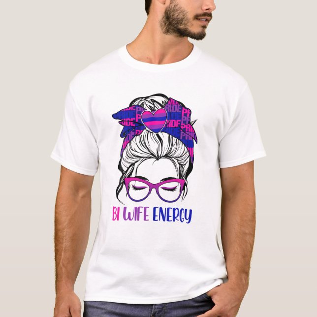 Camiseta Bi Wife Energy LGBTQ Bi Messy Bun Orgullo LGBT (Anverso)