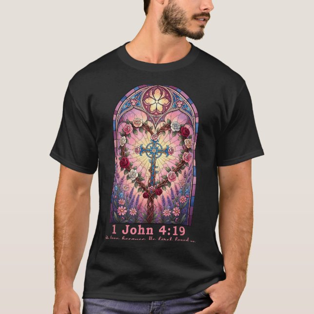Camiseta Bible Verse Stained Gl 1 John 4_19 Love Prayer Val (Anverso)