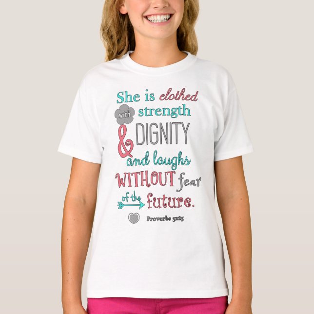 Camiseta Biblia, proverbios 31:25, ella está vestida con fu (Anverso)