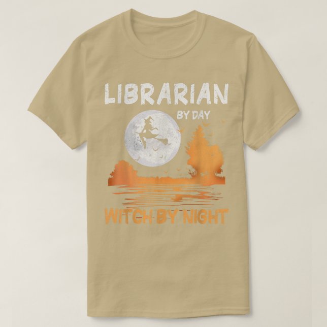 Camiseta Bibliotecaria Por Bruja De Día De Mujeres De Noche (Diseño del anverso)
