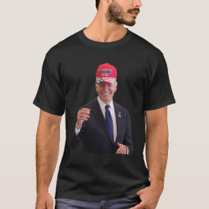 Camiseta Biden Lleva Un Gorra De Trump 2024