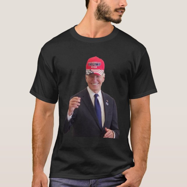 Camiseta Biden Lleva Un Gorra De Trump 2024 (Anverso)