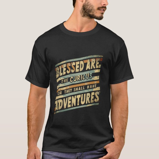 Camiseta Bienaventurados Los Curiosos Porque Tendrán Adveni (Anverso)