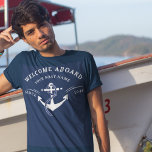 Camiseta Bienvenida Náutica A Bordo Nombra Armada Anchor<br><div class="desc">Bienvenido a bordo de su barco con esta camiseta de la Marina Anchor Nautical de bienvenida personalizado a bordo. Diseñado con un fondo azul marino clásico y un ancla de un barco prominente, este felpudo es perfecto para usar en el lago, en la casa costera o en el barco. Esta...</div>