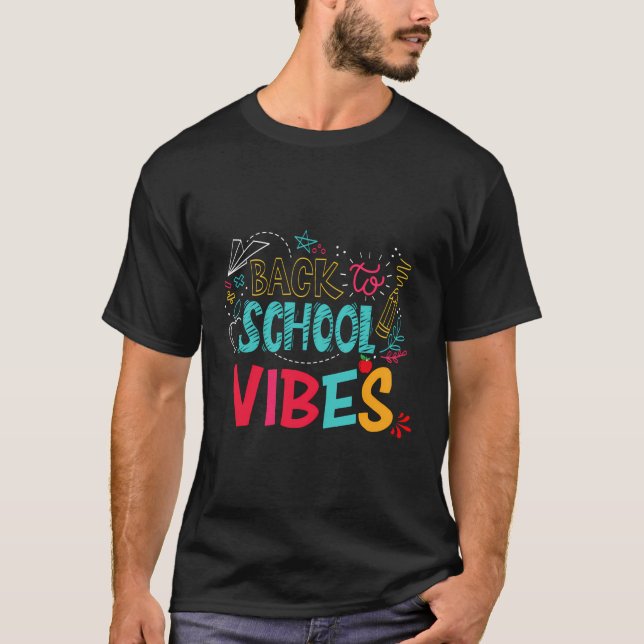 Camiseta Bienvenidos De Vuelta A La Escuela Vibes Feliz Pri (Anverso)