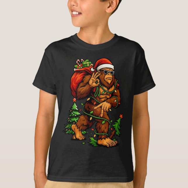 Camiseta Bigfoot 67 Christmas Tree Lights Xmas Men Sasquatc (Anverso)