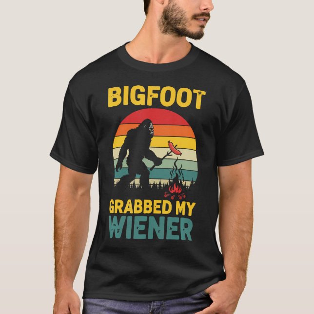 Camiseta Bigfoot Agarró Mi Salchicha Sasquatch (Anverso)