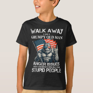 Camiseta Bigfoot Aléjate Soy Un Hombre Viejo Gruñón Tengo I