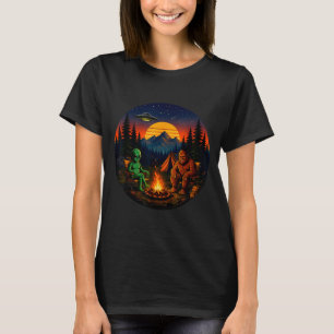 Camiseta Bigfoot alien divertido acampando retro ovni fogat