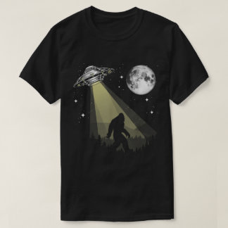 Camiseta Bigfoot and UFO Under the Moonlight