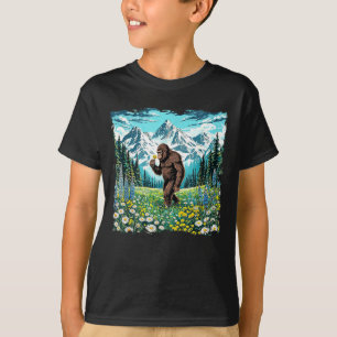Camiseta Bigfoot camina en bosque de campo de flores sasqua