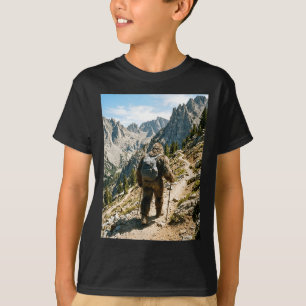 Camiseta Bigfoot caminando divertido sasquatch mochilero