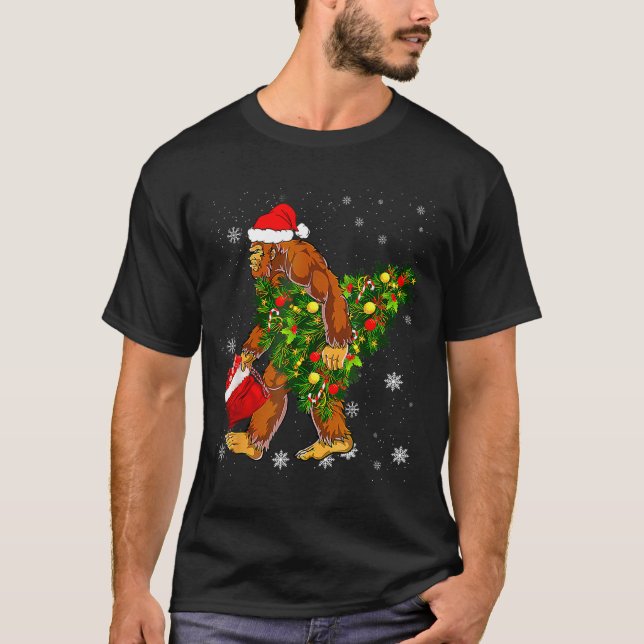 Camiseta Bigfoot Carrying Christmas Tree Sasquatch Believer (Anverso)