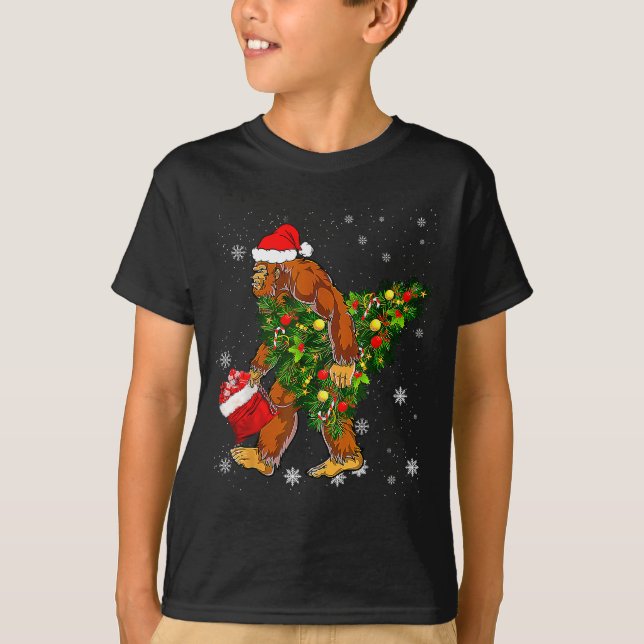 Camiseta Bigfoot Carrying Christmas Tree Sasquatch Believer (Anverso)