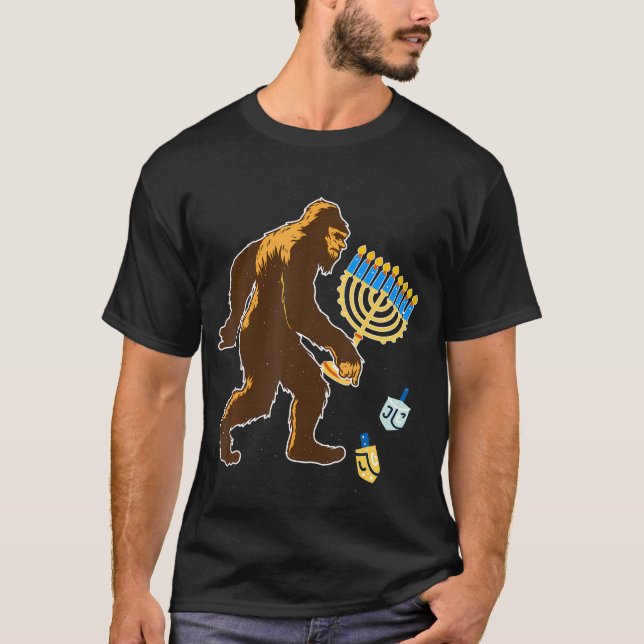 Camiseta Bigfoot Carrying Hanukkah Menorah Sasquatch Believ (Anverso)
