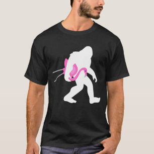 Camiseta Bigfoot Carrying Lawn Flamingo Funny Sasquatch Gif