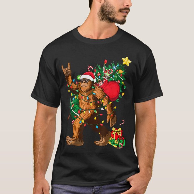 Camiseta Bigfoot Christmas Tree Lights Xmas Boys Men Sasqua (Anverso)