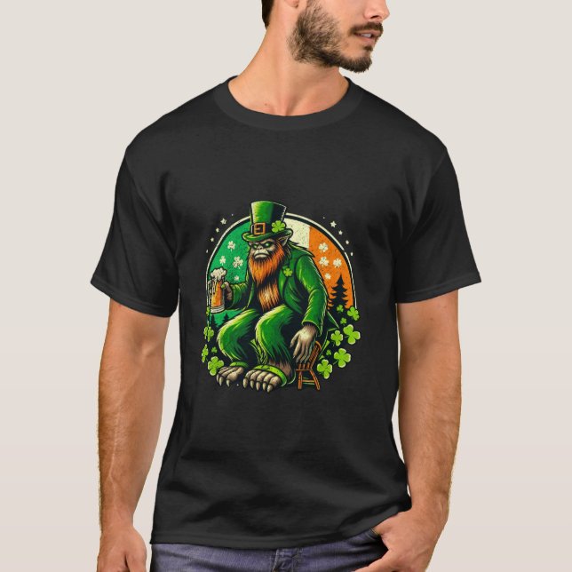 Camiseta Bigfoot Clover Leprechaun Bigfoot St Patrons (Anverso)