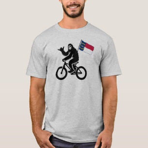 Camiseta Bigfoot en bicicleta bandera de Carolina del Norte
