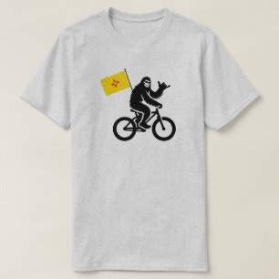 Camiseta Bigfoot en bicicleta bandera de Nuevo México