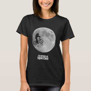 Camiseta Bigfoot en la bici con el fondo de la luna