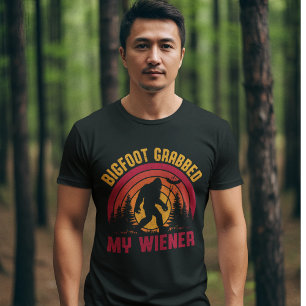 Camiseta Bigfoot Grabbed my wiener'   Funny Cryptid