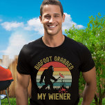 Camiseta Bigfoot Grabbed My Wiener – Funny Sasquatch Hot do<br><div class="desc">Get ready for laughs and double takes with this hilarious Bigfoot-themed t-shirt! Featuring a playful illustration of Bigfoot walking off with a hot dog and the cheeky phrase “Bigfoot Grabbed My Wiener, ” this design is perfect for fans of cryptids, campfire humor, and bold statements. Ideal for BBQs, outdoor adventures,...</div>