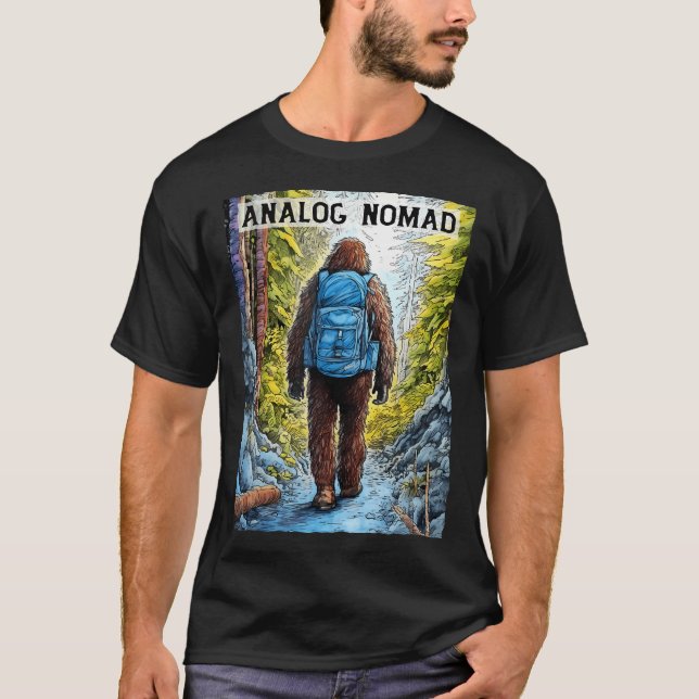 Camiseta Bigfoot Original Analog Nomad - Funny Hiking Sasqu (Anverso)